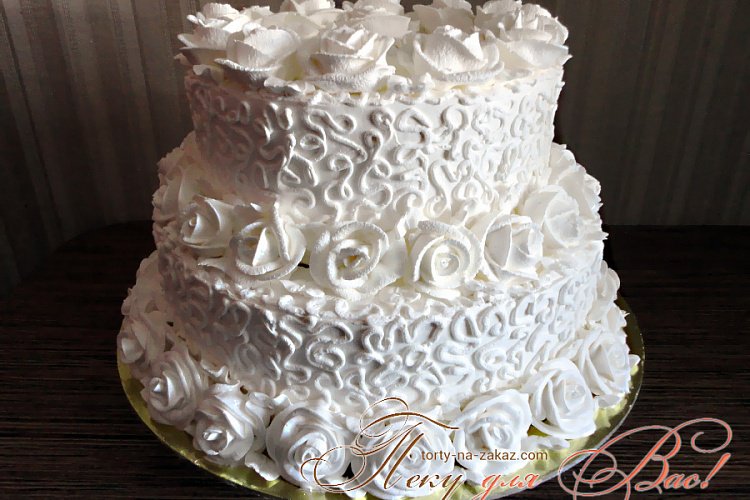 Свадебный двухъярусный торт без мастики украшенный розами из крема