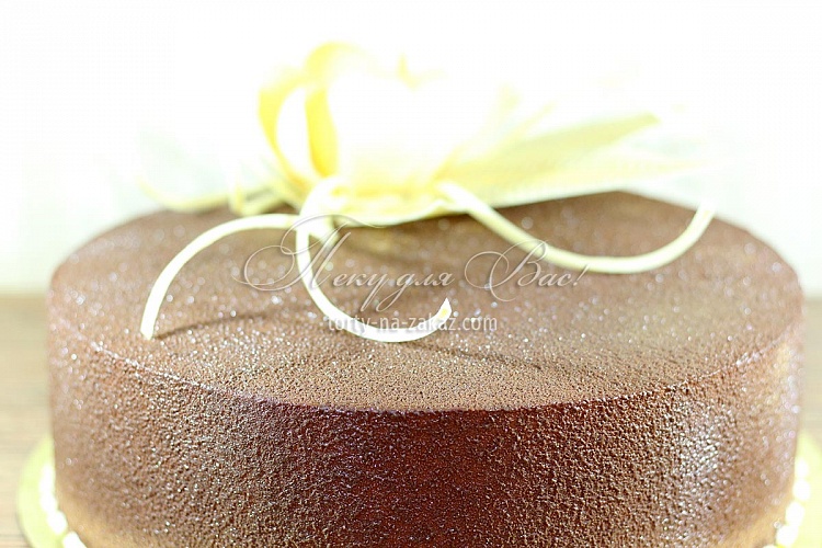 Торт праздничный велюровый, украшенный цветком из белого шоколада Фото 5
