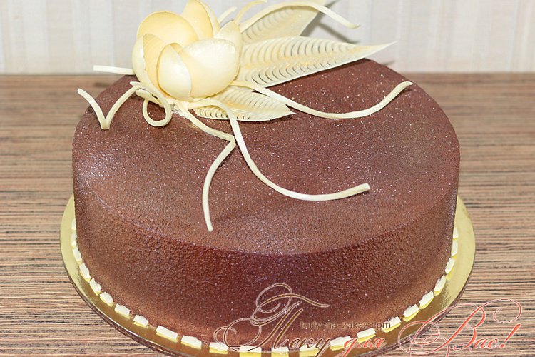 Праздничный велюровый торт с декором из белого шоколада