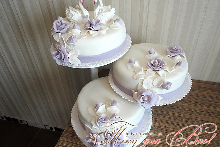 Свадебный трехъярусный торт с лебедями